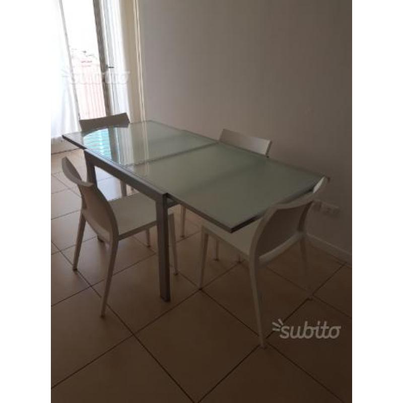 Tavolo e sedie da cucina